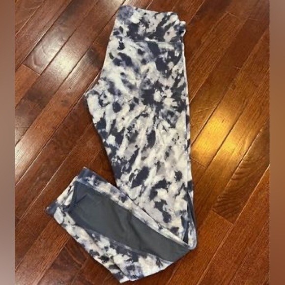 Old Navy active gray and white tie dye leggings size small NWOT - Picture 2 of 3